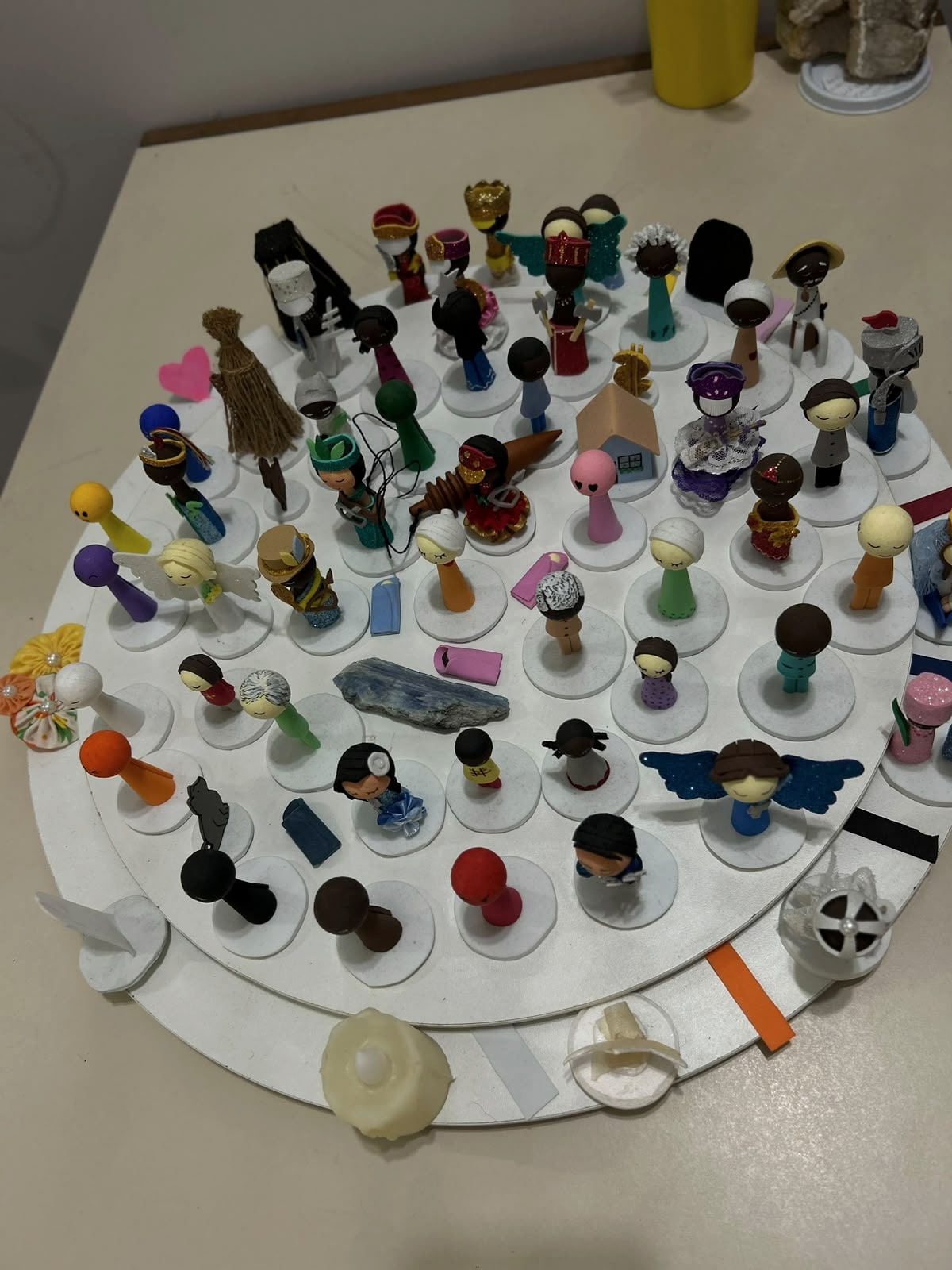 Coleção de pequenas figuras artesanais coloridas.