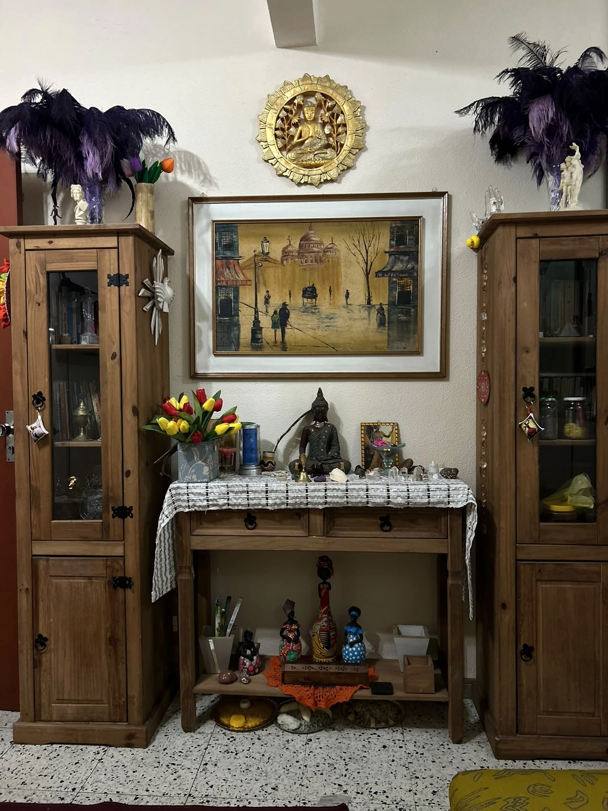 Altar com peças decorativas e mobiliário de madeira no Centro.