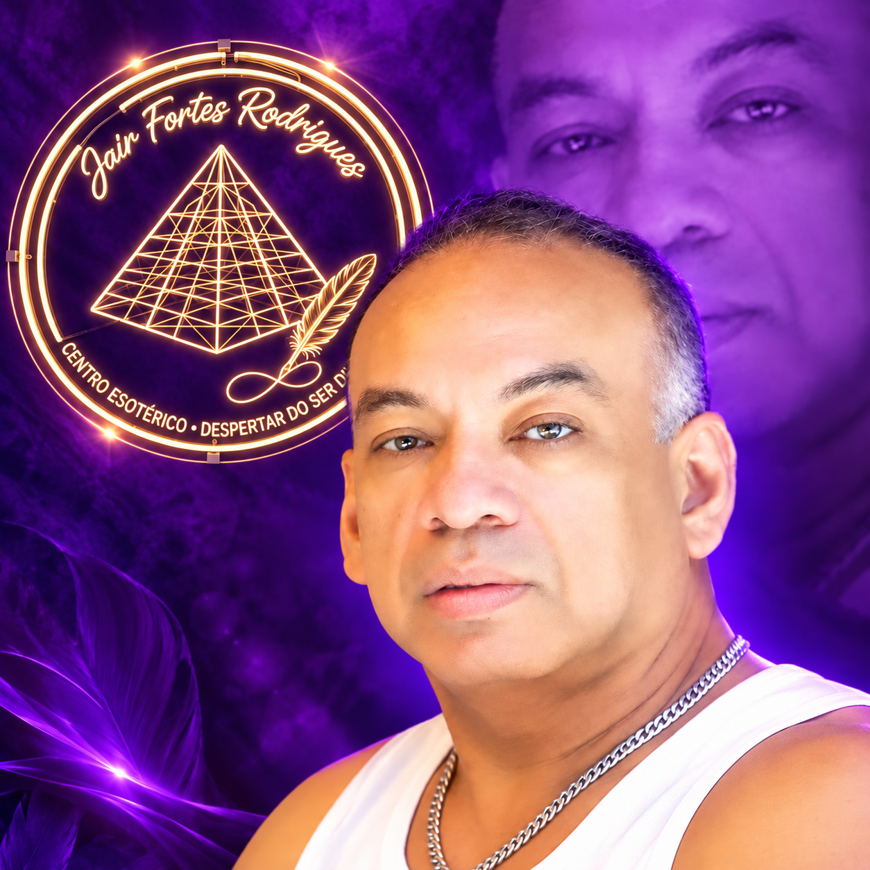 Retrato de Jair Fortes Rodrigues com fundo roxo e o emblema do Centro Esotérico ao fundo.